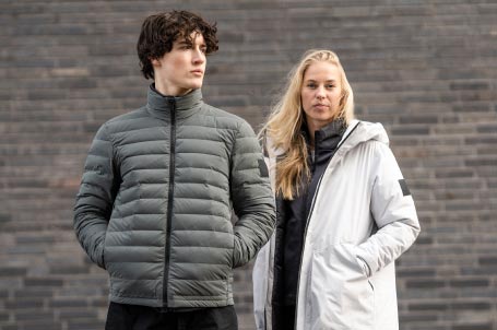 Frau und Mann in coolen Looks